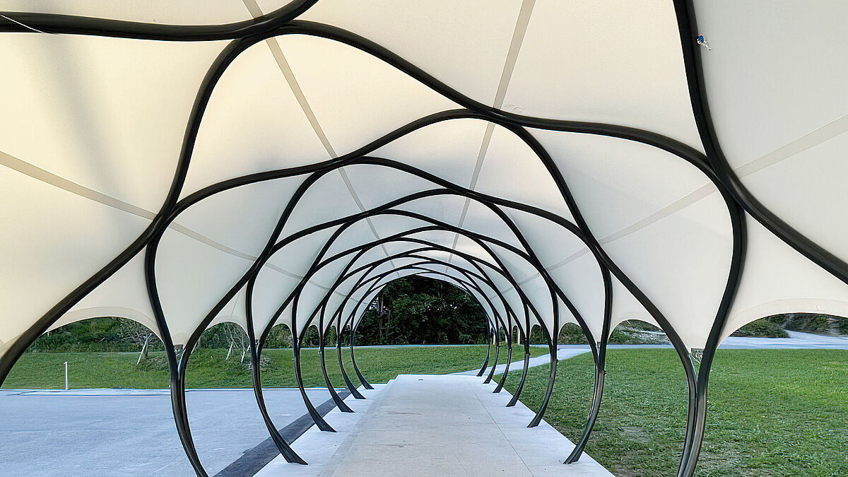 Pavillon de Bulle: Bien que d'apparence complexe, cette structure en acier ultralégère est composée d'éléments tubulaires identiques, fabriqués avec la plus grande précision par des machines CNC. La construction modulaire permet d'agrandir la structure à l'infini et à volonté, sans pour autant perdre en stabilité.Source: Brauen Wälchli