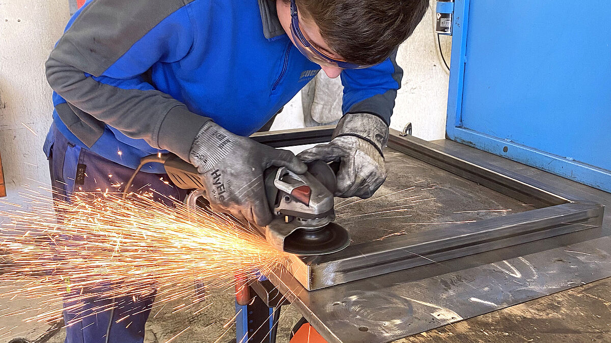 La fabrication a eu lieu pendant les cours interentreprises, sous la direction de Hansjörg Naef, au BBZ Pfäffikon.