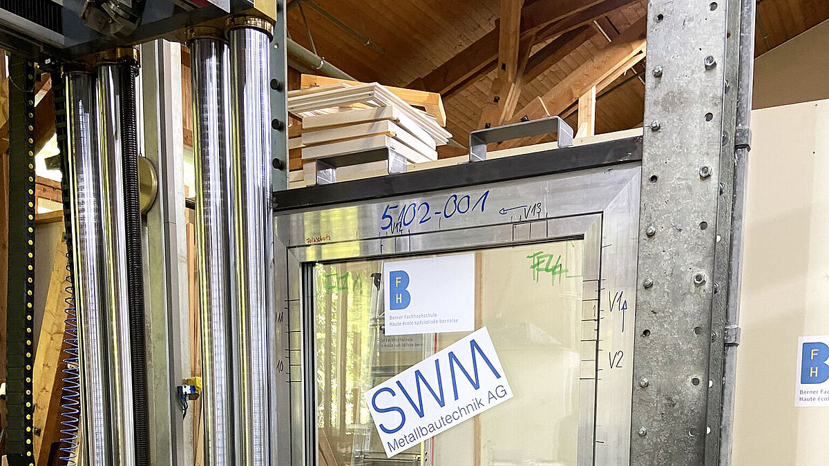 L’un des éléments de fenêtre à tester, solidement fixé sur le banc d’essai.