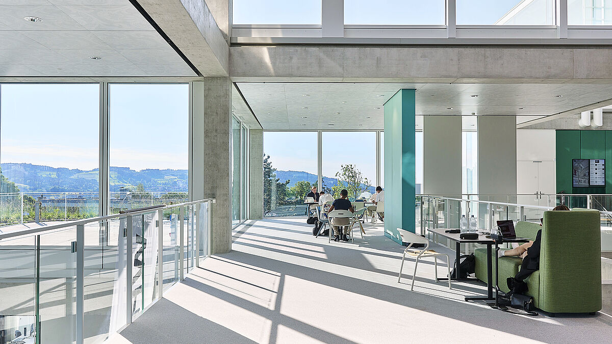 Au centre du bâtiment se trouve un atrium qui s’étend sur trois étages et offre une vue d’ensemble sur les différents espaces d’apprentissage. 