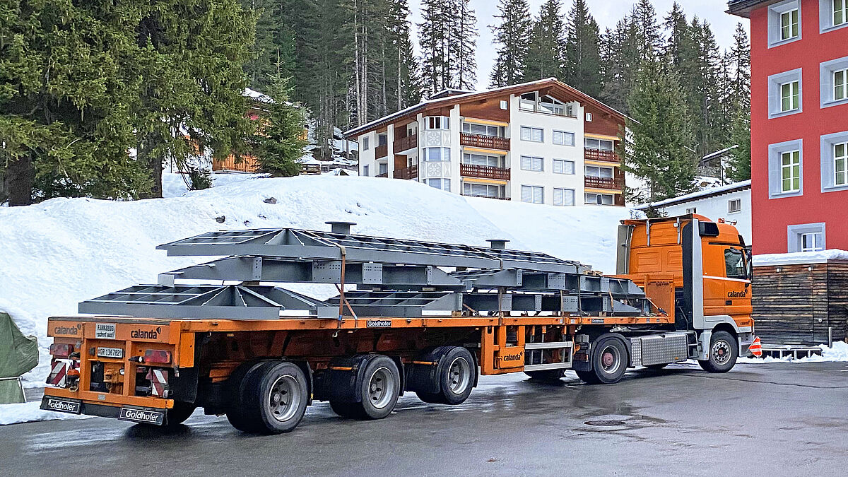 Bild: Merkle Metallbau AGTransport der fünf Einzelsegmente von Chur nach Arosa.