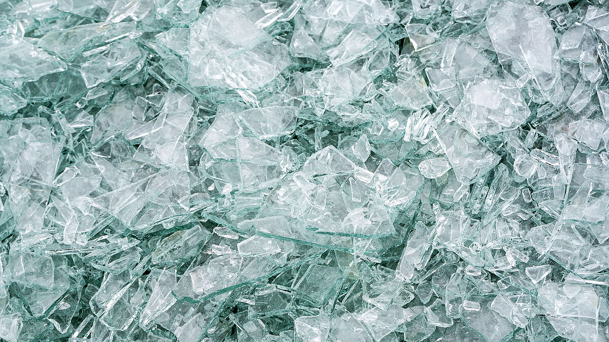 Grundlage für das CO 2 -reduzierte Glas bildet ein Produktionsprozess, in dem ein hoher Anteil an recyceltem Glas mit dem Einsatz erneuerbarer Energien kombiniert wird.