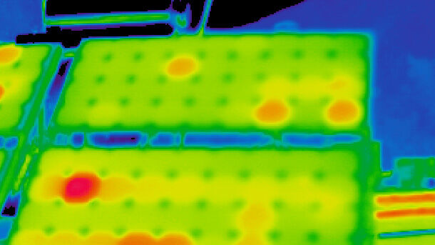 Wärmebild: Gut sichtbar sind die durch Verschmutzung oder Beschädigung entstandenen, dunklen Erwärmungen.