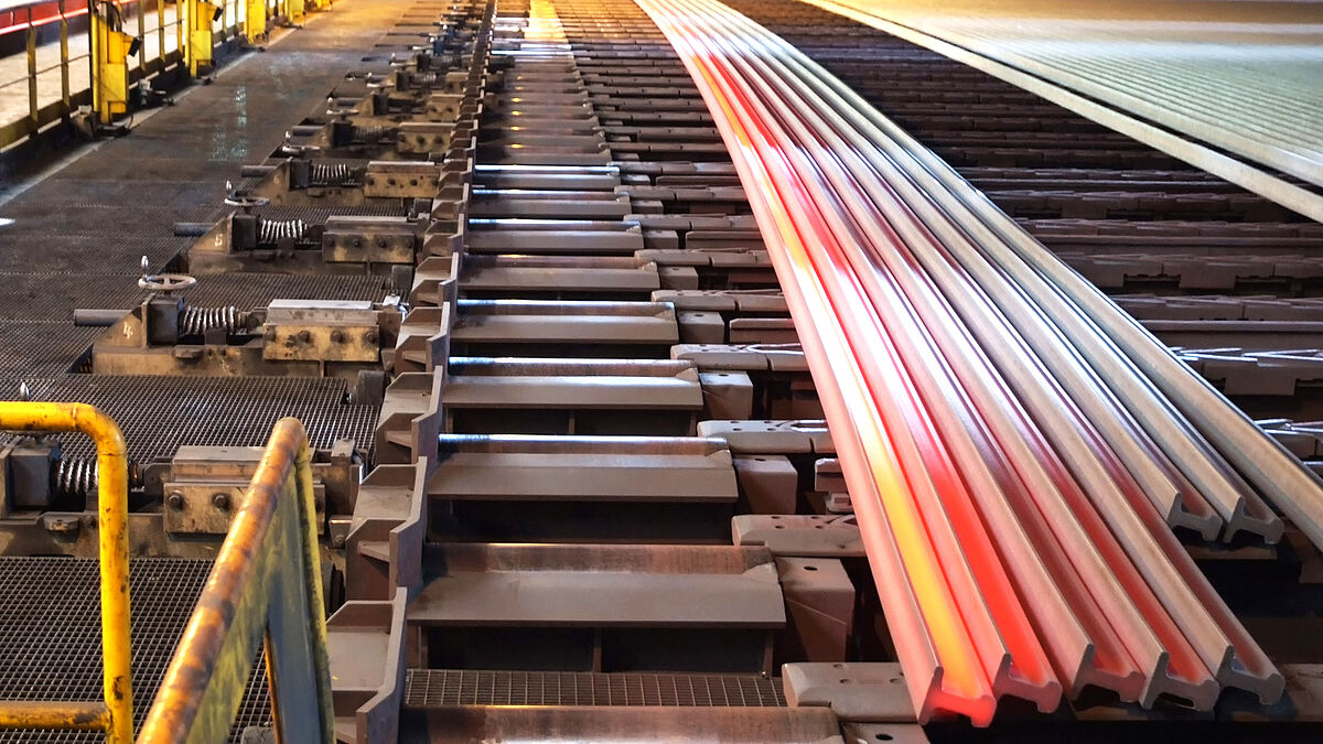 Au terme du laminage, les rails doivent refroidir lentement.
