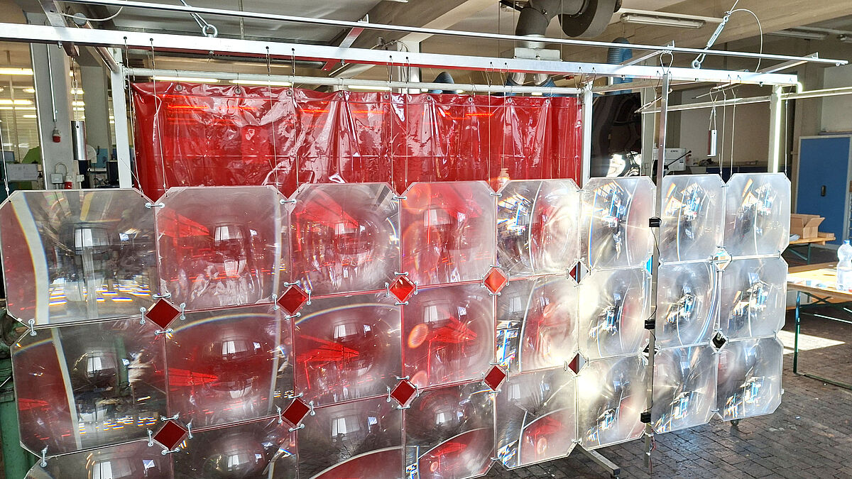 Ein weiteres spannendes Objekt. Offensichtlich: Die Glasplatten stammen aus alten Hellraumprojektoren. Ein weiteres spannendes Objekt. Offensichtlich: Die Glasplatten stammen aus alten Hellraumprojektoren.