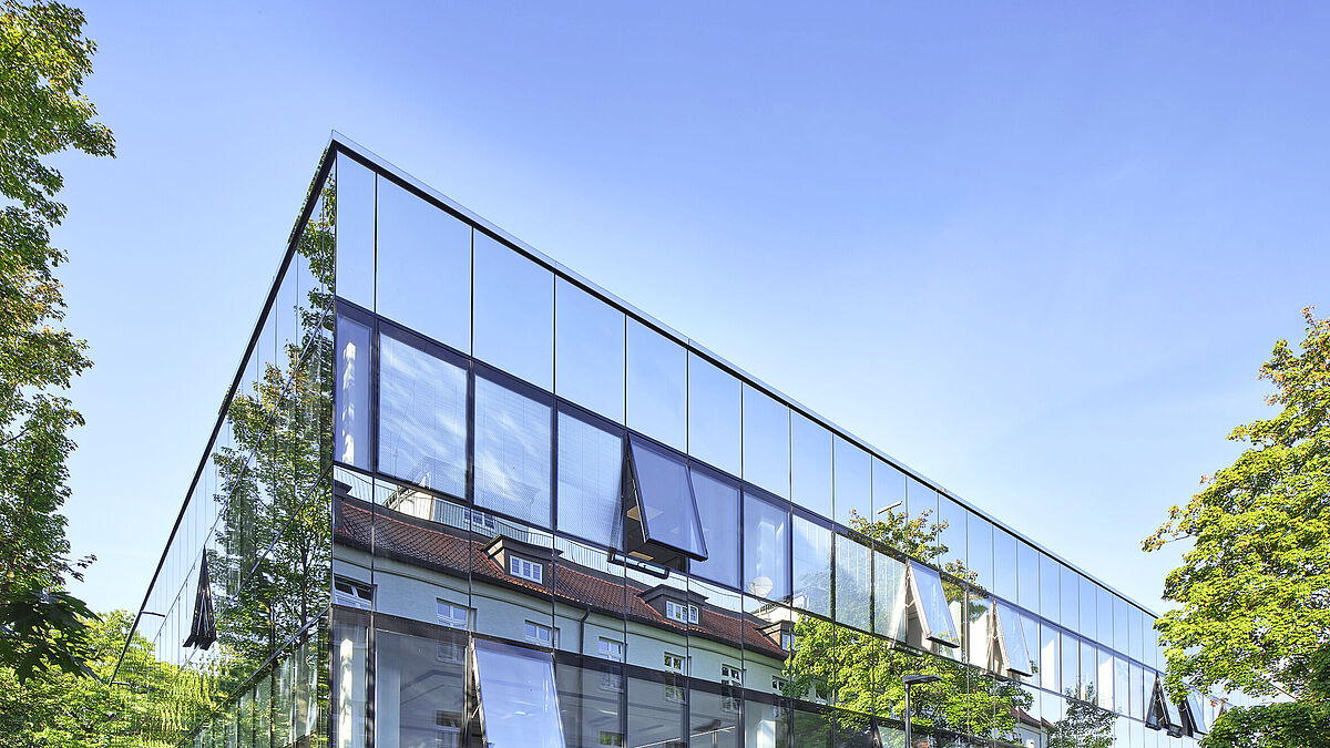 Les éléments de façade au niveau des garde-corps et linteaux sont équipés de verre à effet miroir Mirastar.