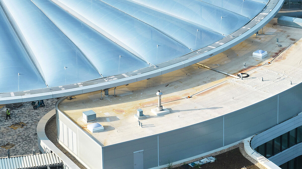 Sur l’anneau de pression flottant, le filet de câbles est recouvert de coussins ETFE tendus entre les câbles de faîtage et de chéneau. Photo : Marcel Kusch