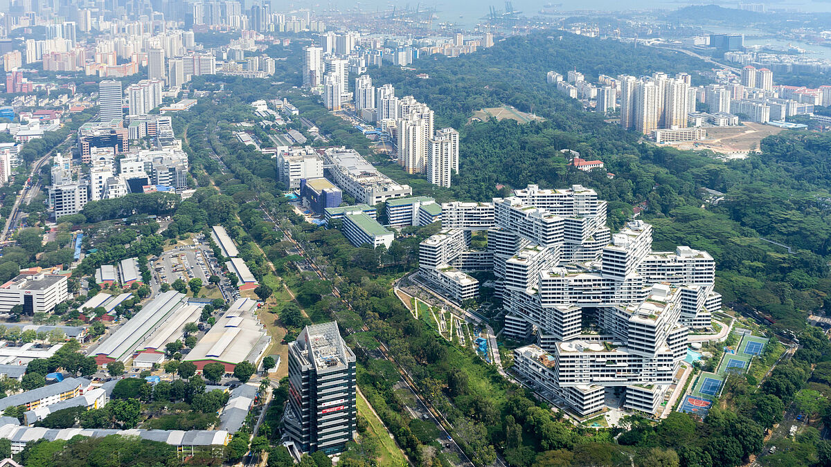 In Singapur werden riesige Bauprojekte realisiert, in denen die Grünflächen auch noch in höchsten Etagen als Kühlinseln und als Treffpunkt der Bewohnenden dienen.