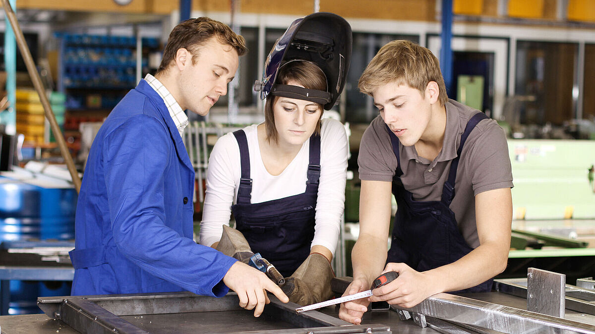 AM Suisse s’engage auprès d’autres associations centrales pour promouvoir le recrutement d’apprentis et l’embauche de jeunes diplômés au sortir d’un apprentissage professionnel. 