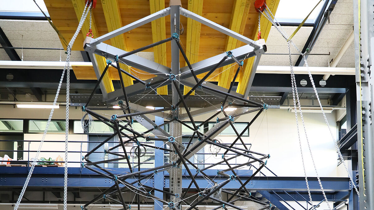 Bei CCLab-EPFL errichtete Struktur. Die Montage wurde durch die Verwendung einer mobilen Decke vereinfacht. Die Struktur wurde von oben nach unten aufgebaut. Die Mitarbeiter arbeiteten dabei immer am Boden.