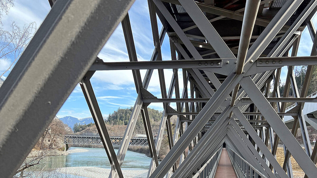 Illustration 3 : Un pont en acier est considéré comme une structure porteuse.