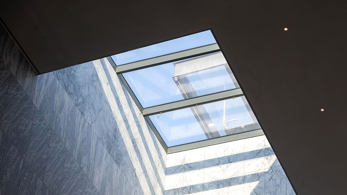 Mises en œuvre avec le système de profilés pour façades VISS, les solutions de façade de Jansen permettent de créer des accents ciblés avec la lumière naturelle, qui se fondent dans la structure du musée.