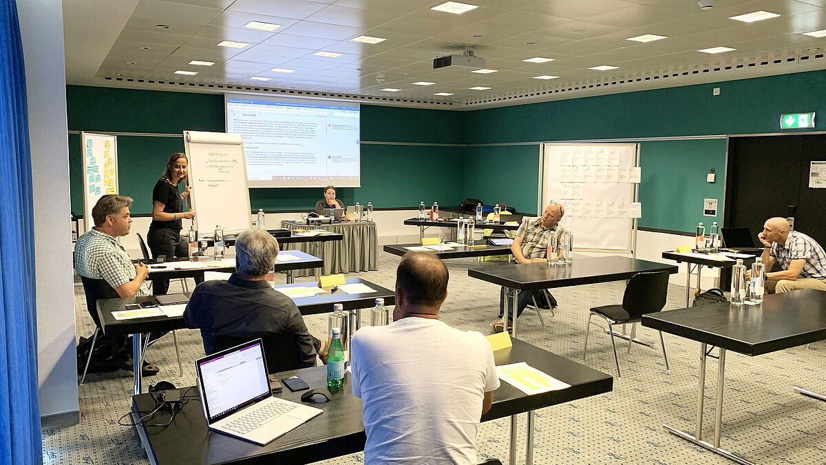 Die Projektgruppe erarbeitet an Workshops neue Lernziele und -inhalte für die Grundbildung Metallbauer/in EFZ.