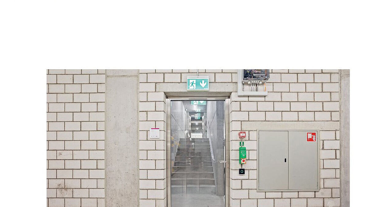 Illustration 01. La nouvelle fiche technique TK004 aide à planifier les portes situées dans les issues de secours de manière à satisfaire à la fois aux exigences légales et normatives ainsi qu’aux exigences opérationnelles.