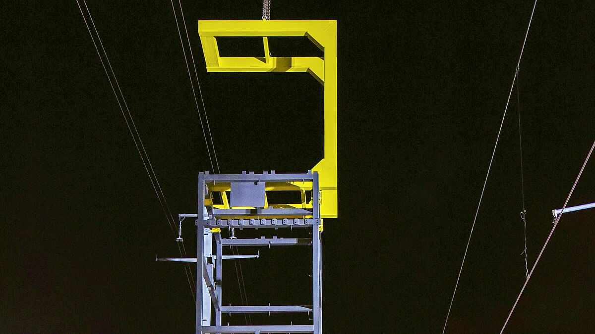 Die örtlichen Einschränkungen erforderten den Einsatz grosser Autokräne und Hebekonstruktionen um die Kabel der verschiedenen Stromleitungen zu umgehen.