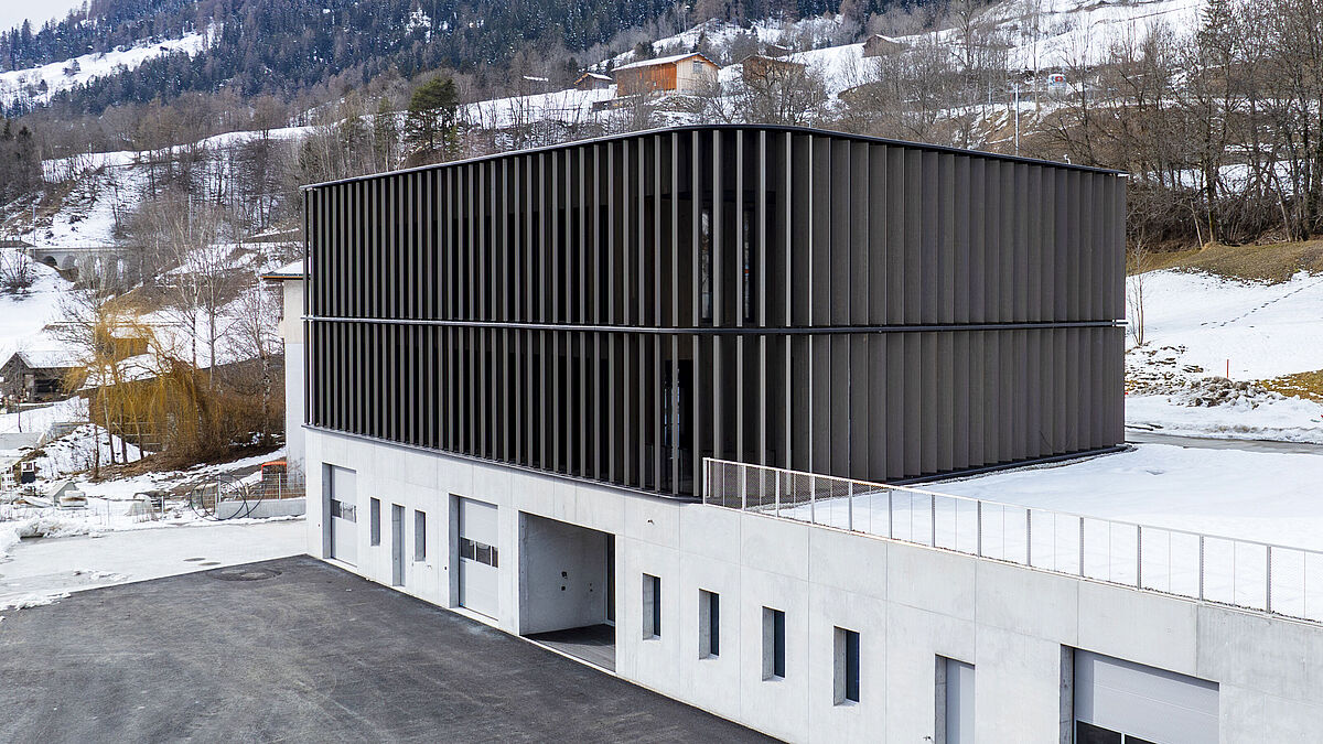 Am Ortseingang von Fiesch manifestiert sich der zukunftsweisende Neubau der endigo Holding AG. Auffallend die mit Solarzellen bestückten Vertikallamellen.