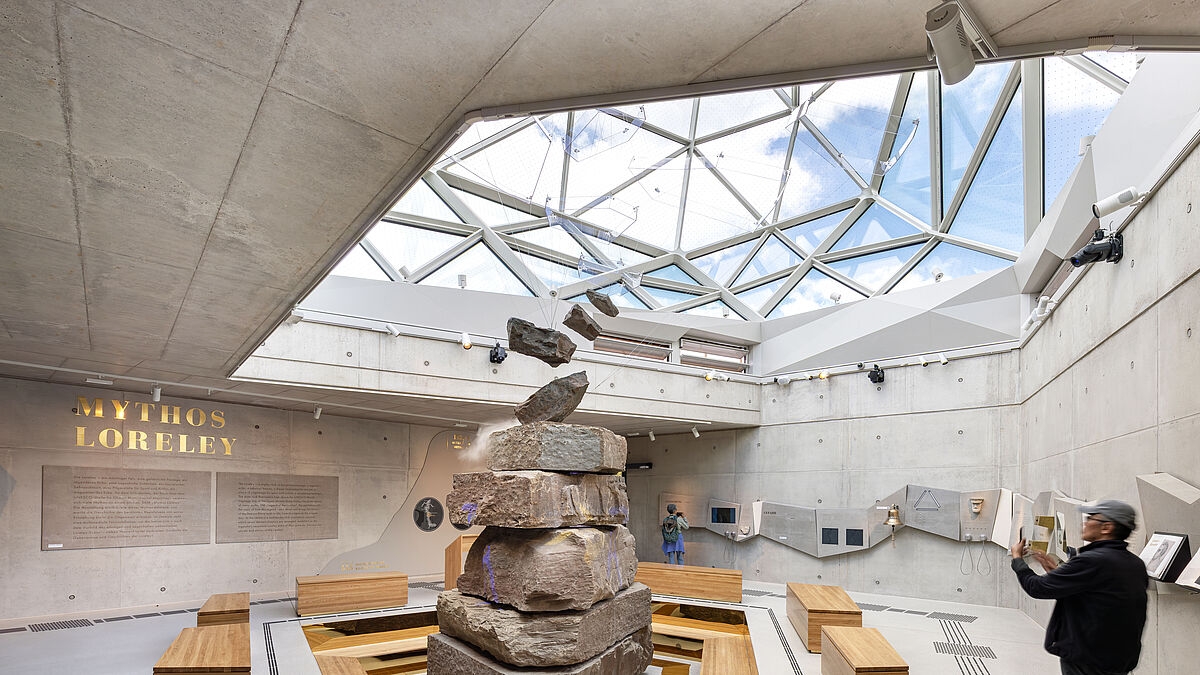 Im neuen Bauwerk beﬁnden sich die Expositionshalle, wo der Mythos der Loreley in einer Ausstellung dokumentiert wird.