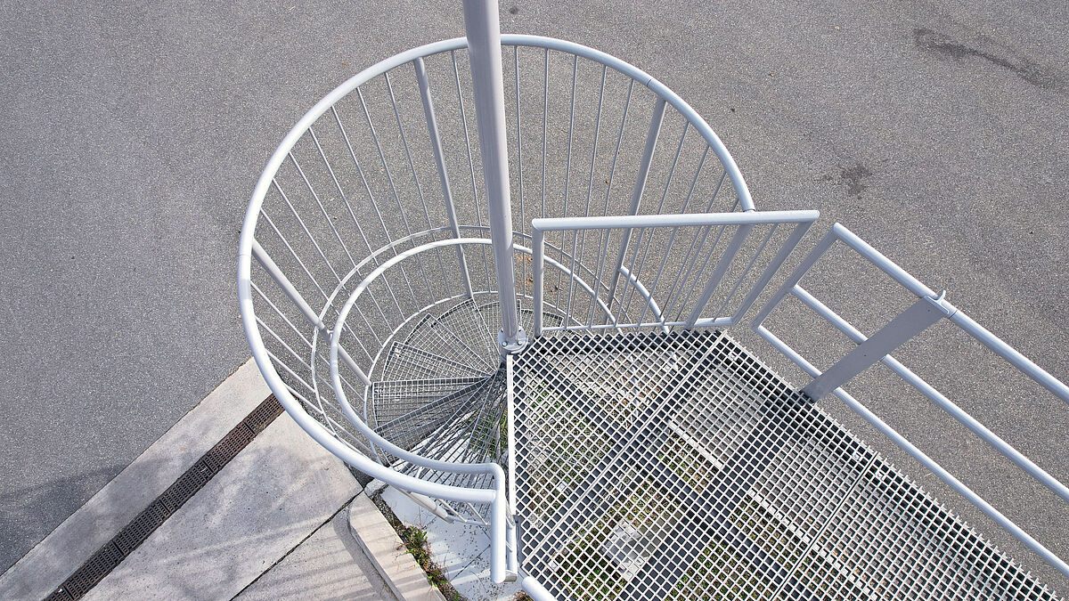 Les grilles en fibre de verre sablé garantissent une bonne tenue antidérapante.