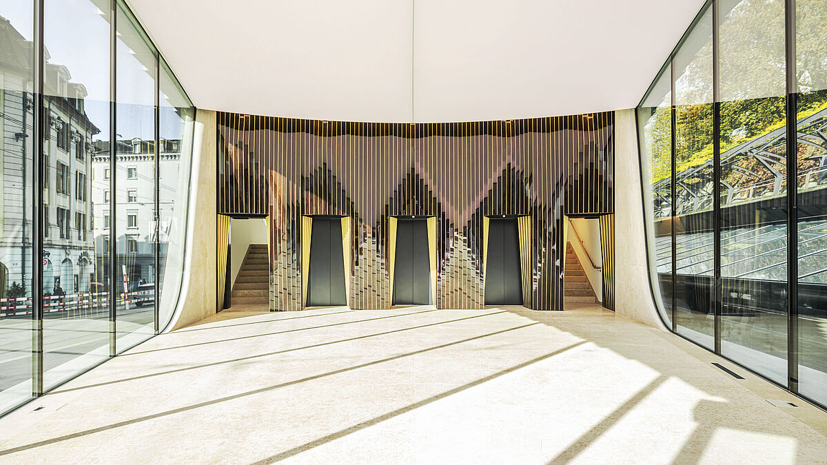 Vue intérieure des vitrages du rez-de-chaussée.  