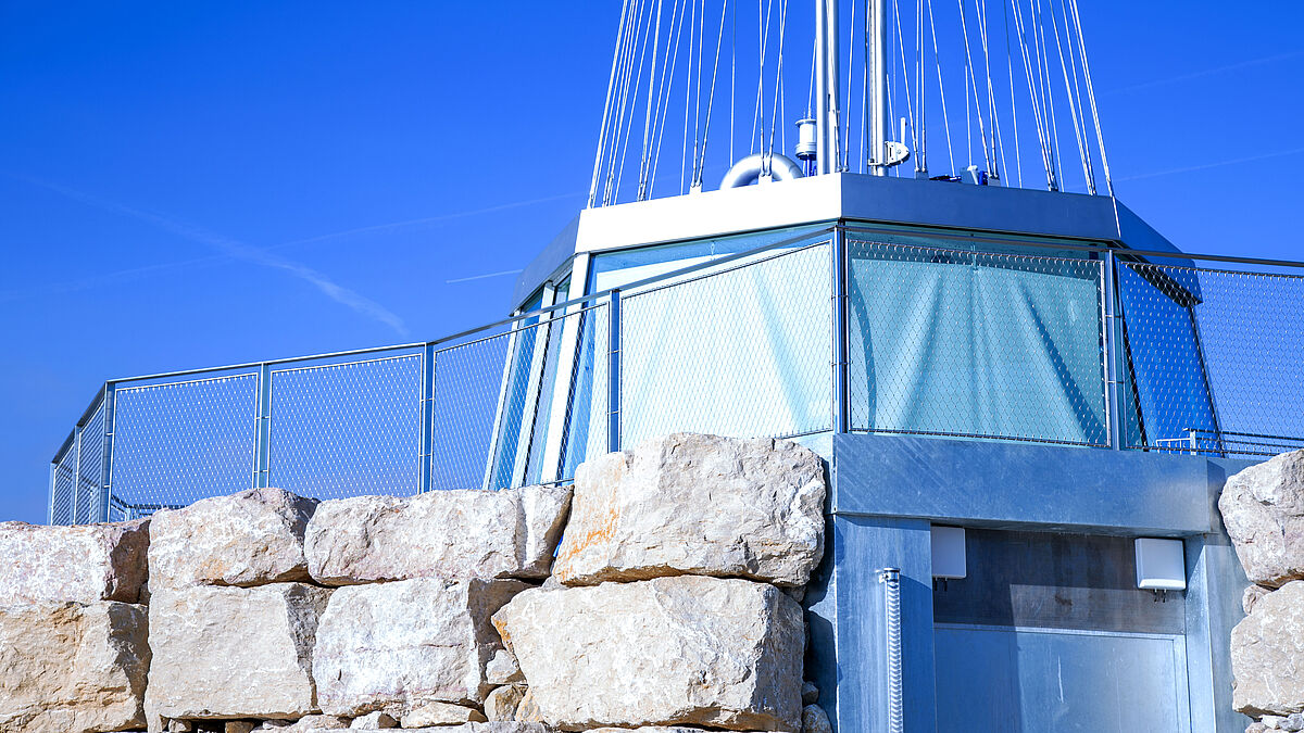 En bas se trouve un bureau en forme de pyramide octogonale. Les segments de verre isolant sont assemblés les uns aux autres à l’aide de joints. Remarque : la photo a été prise pendant l’aménagement intérieur, raison pour laquelle les verres isolants sont protégés à l’intérieur.