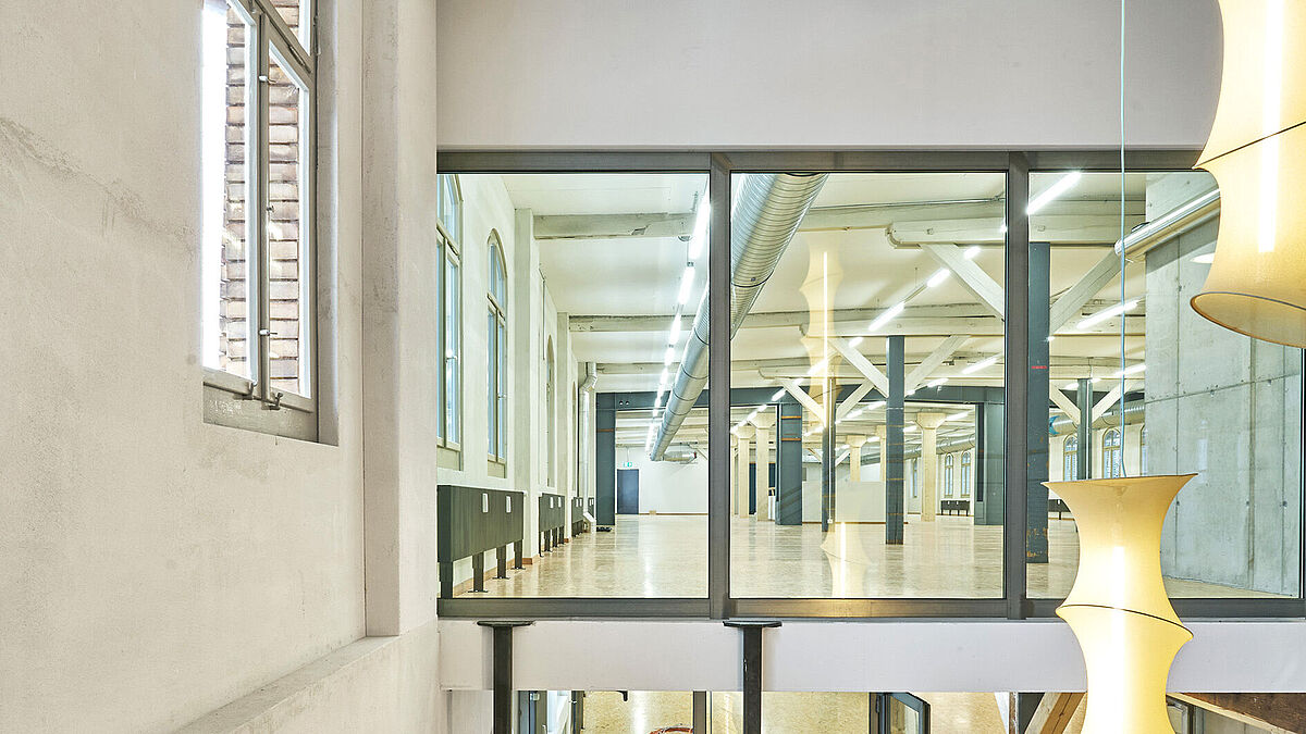 Die Glas-Metall-Front in der Brandschutzklasse EI 60 schützt vor Feuer, Rauch und Absturz.