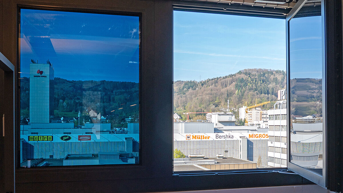 Reynaers MasterLine 8 avec vitrages électrochromes assure une protection solaire dynamique sans ombrage traditionnel.