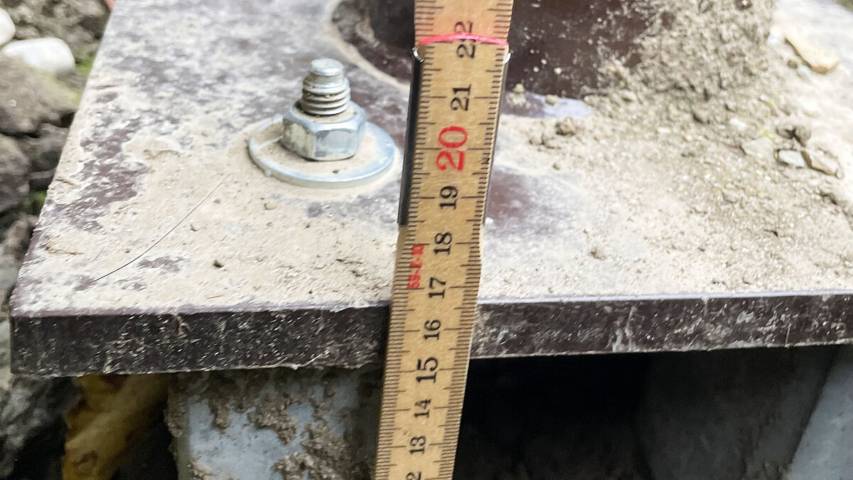 Ancrage du pied de poteau : appui sur des tubes rectangulaires galvanisés verticaux et ajustés. La corrosion et l’instabilité des appuis pourraient entraîner des affaissements en l’absence de coulage. De plus, les pièces en acier au sol doivent être dotées d’un revêtement de fond de barrage.