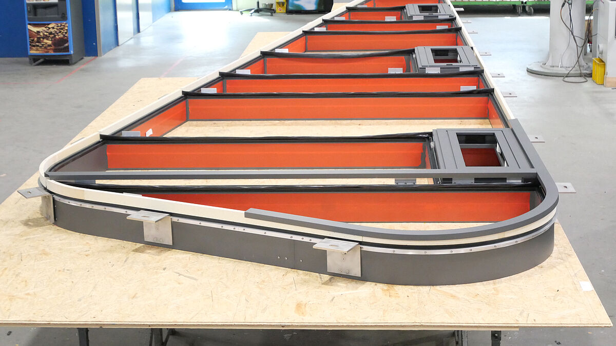 Grâce à la grande précision dimensionnelle des segments incurvés, il a été possible de commander le verre sur la base d’un dessin et sans gabarit. 