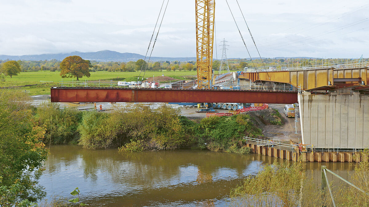 Les dernières paires de poutres ont été soulevées au-dessus du fleuve Severn. Photo : Cleveland Bridge