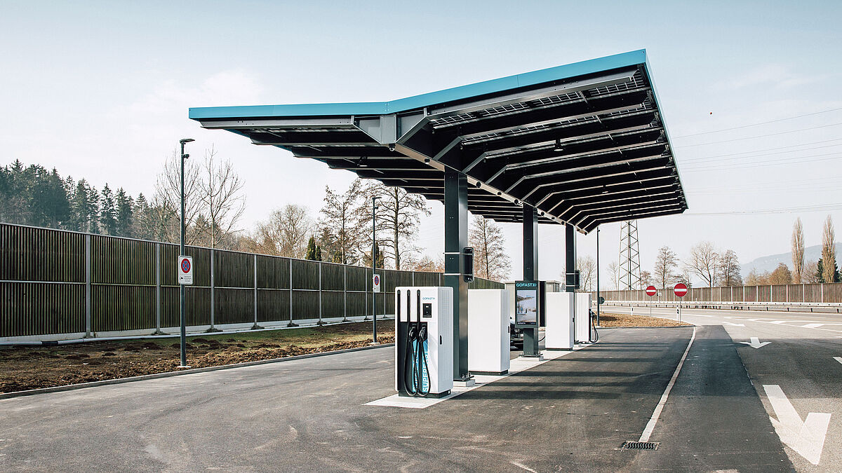 Die im Beitrag erläuterte Schnellladestation in Oftringen. Hier schützt ein umlaufender Dachrand aus Aluminiumblech und betont die Aussenkontur.