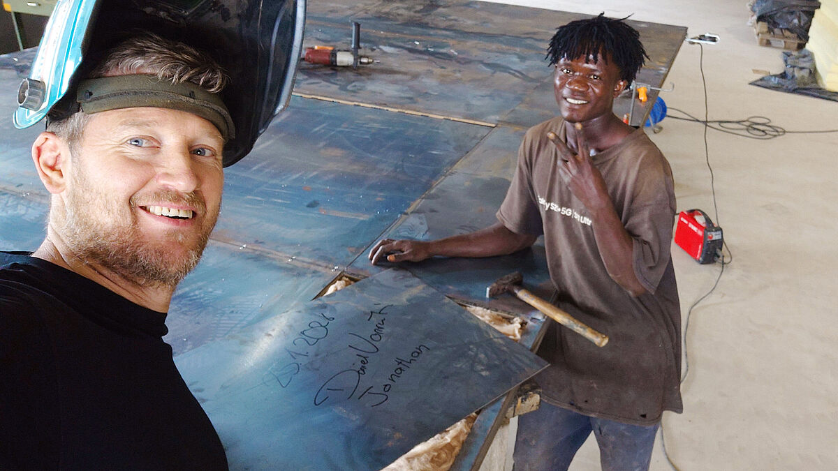 Daniel Vonrüti mit seinem liberianischen Helfer.