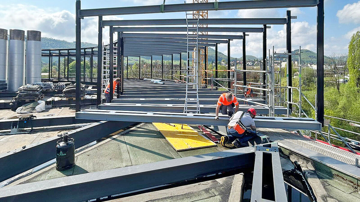 Les supports de sol sont vissés aux profilés de montants intérieurs et extérieurs du vitrage ainsi qu’au support de plafond correspondant pour former des cadres fixes. Photo : Rytz AG