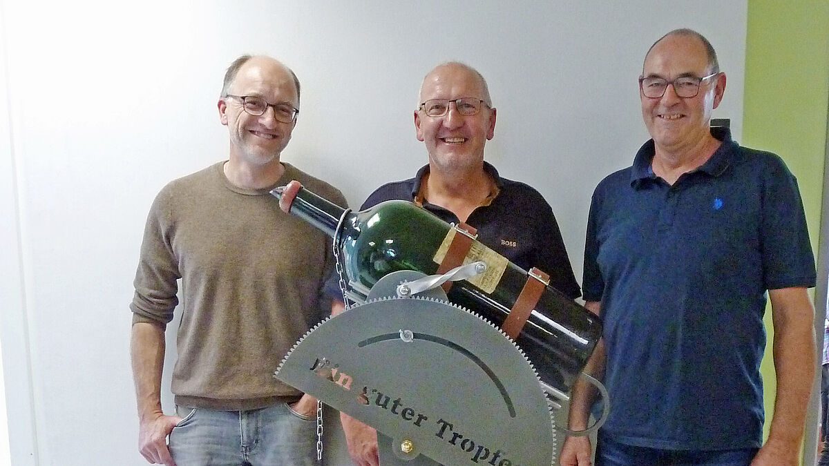 Zufrieden mit den Leistungen der Lernenden: Rechts, ÜK-Leiter Hansjörg Naef, in der Mitte der abtretende Fachlehrer Rolf Züger und links Zügers Nachfolger Fabian Gyr.