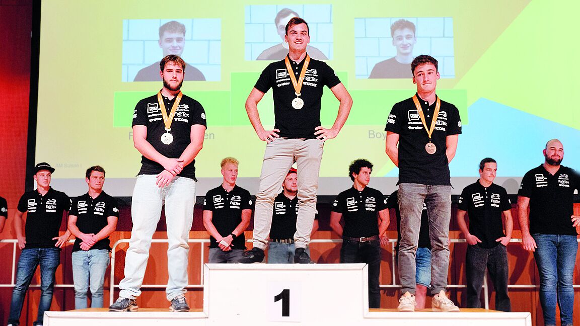 Remise des prix aux constructeurs métalliques : les trois heureux lauréats sur le podium. De gauche à droite : Sven Fankhauser (2e), Stefan Bill (1er), Romain Boyer (3e).