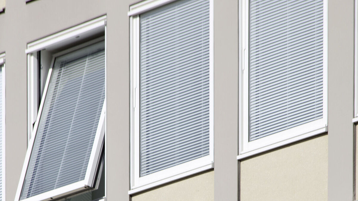 Étant donné que les fenêtres basculantes ne doivent être ouvertes que d’environ 12 cm, l’angle de cisaillement de seulement 7,5° se traduit par une faible torsion pour le câble basse tension intégré dans le palier tournant.