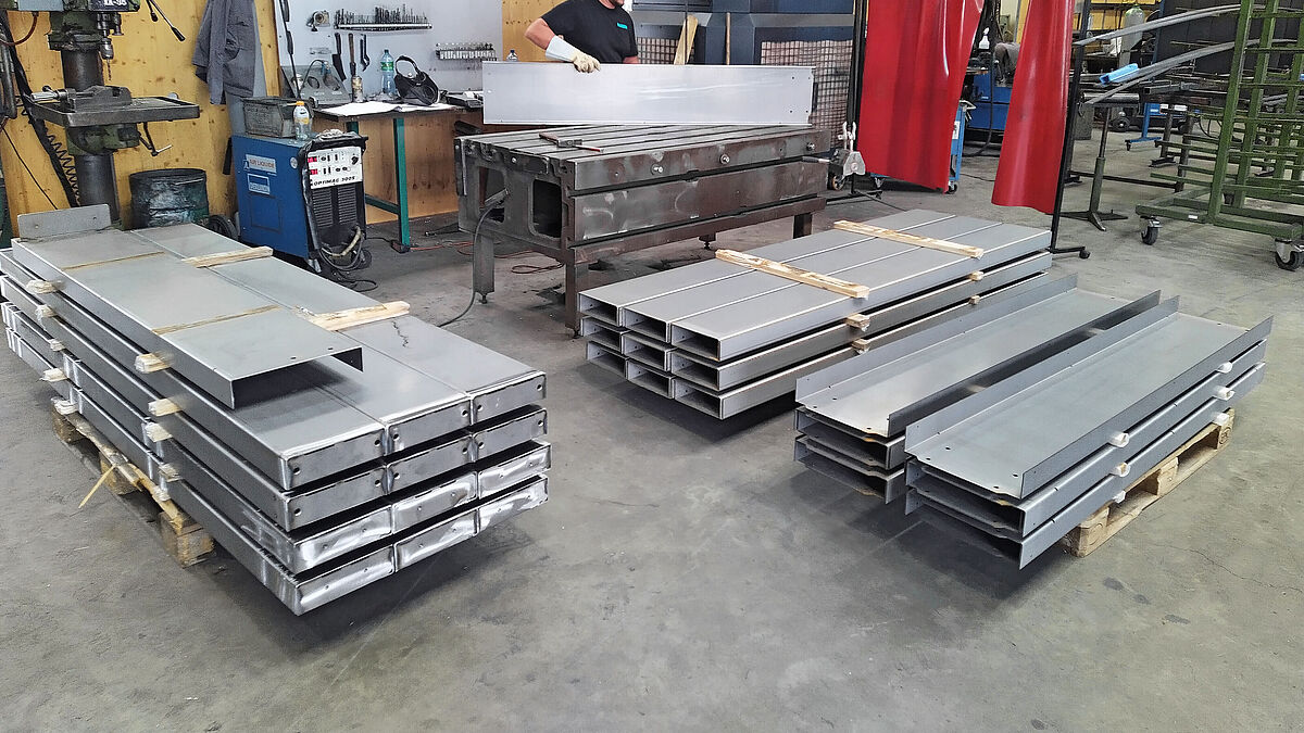 Les profilés en caisson, soudés et empilés dans l’usine de Blaser Metallbau AG. La fabrication, le transport et le montage ont été effectués selon le principe du Lean Management.