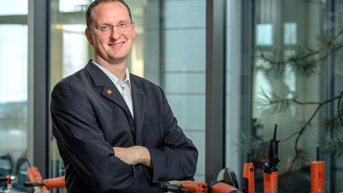 «Ich bin mir sicher, dass Fein mit diesem Gerät einen Magnet-Schraubstock entwickelt hat, der die Arbeiten im Metallbau beschleunigt, vor Arbeitsunfällen schützt und durch die Vielzahl der Einsatzorte begeistert», sagt Christian Kreb als Produktmanager bei Fein.