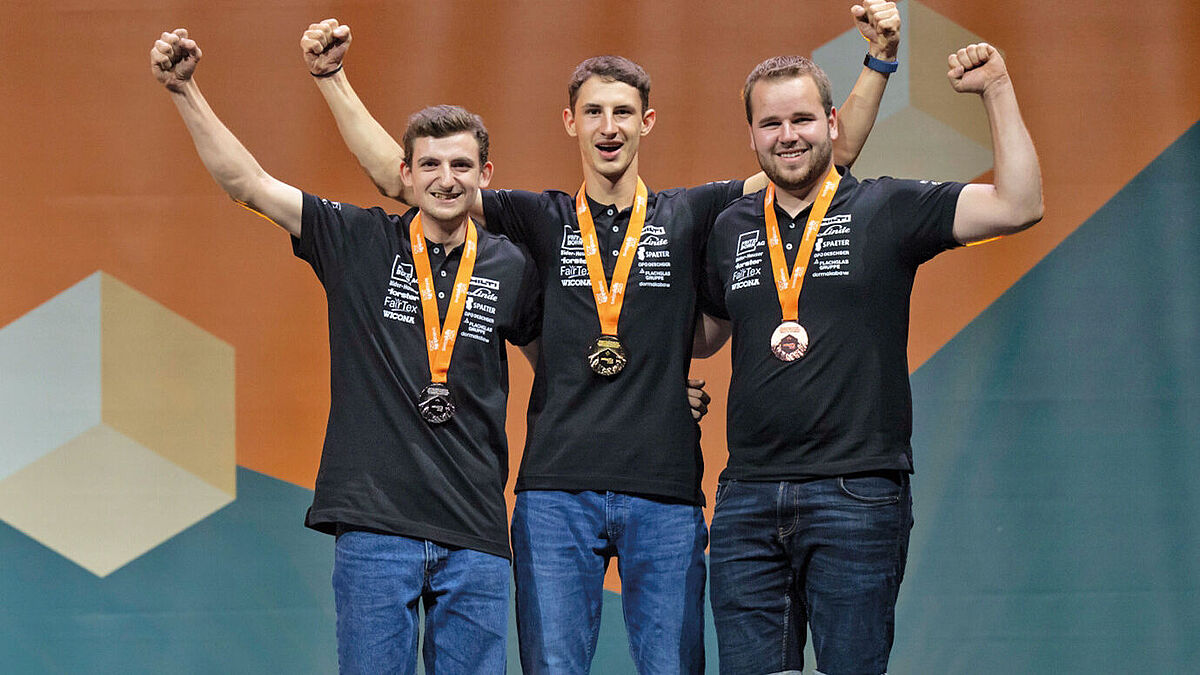 Podium des SwissSkills 2025 en construction métallique: de gauche à droite, Joël Magnin, apprenti chez Sottas SA (médaille d'argent), Tim Basler apprenti chez Stahl & Form AG (médaille d'or), Julian Bacher, apprenti chez Abächerli Technik GmbH (médaille de bronze). 