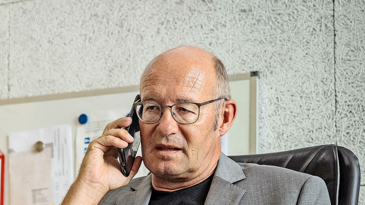 L’auteur Karl Zimmermann a commencé sa carrière professionnelle en 1974 par un apprentissage de serrurier-constructeur. Après de nombreuses formations continues, il est devenu propriétaire de l’entreprise Karl Zimmermann Metallbau AG à Berne à p L’auteur Karl Zimmermann a commencé sa carrière professionnelle en 1974 par un apprentissage de serrurier-constructeur. Après de nombreuses formations continues, il est devenu propriétaire de l’entreprise Karl Zimmermann Metallbau AG à Berne à partir de 1983, qu’il a vendue en 2012. En 2006, il a fondé la société KMU-Nachfolgezentrum AG, où il est, depuis, actif en tant que partenaire et coach des générations. KMU-Nachfolgezentrum AG est indépendante et gérée par son propriétaire. Elle a déjà accompagné avec succès plus de 500 projets de succession.kazi@kmu-nachfolgezentrum.ch