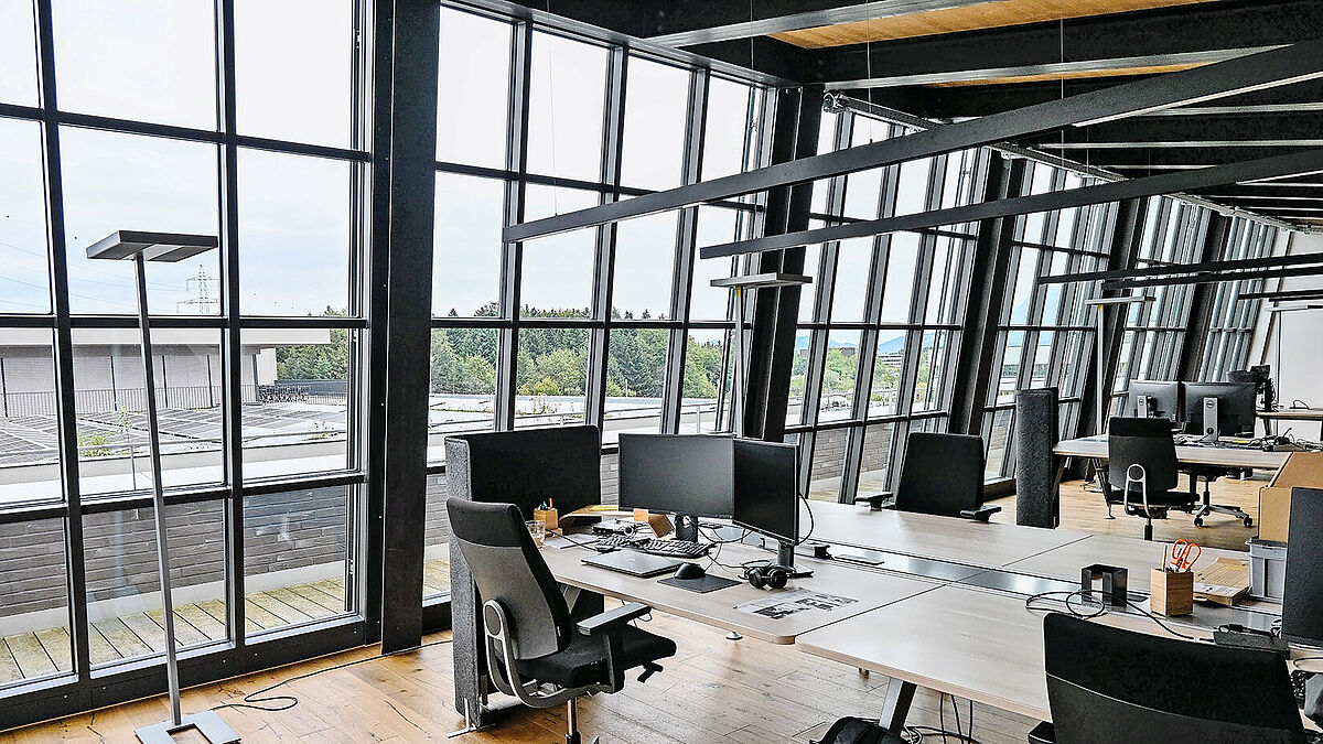  « Im Dock » allie esthétique industrielle, interaction entre brique, acier et verre ainsi que langage architectural clair pour créer un environnement de travail inspirant pour les entreprises qui ont de grandes idées.
