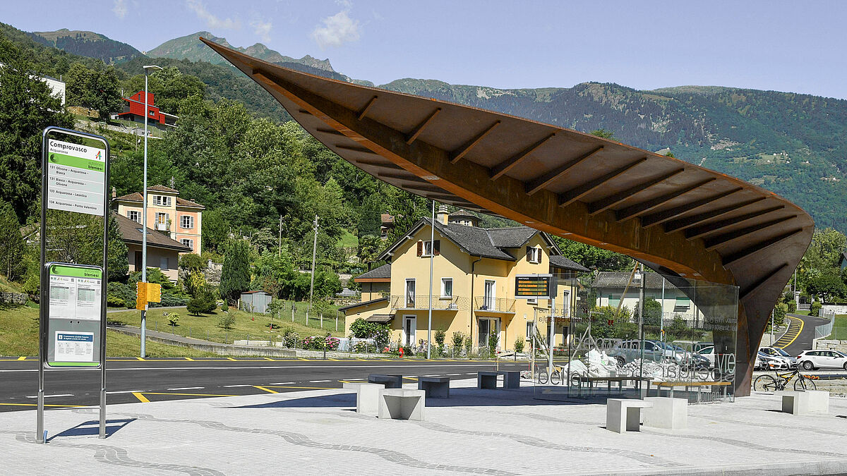 La forma della foglia è un rimando all’importanza del castagno nel passato come albero del pane nell’economia rurale.