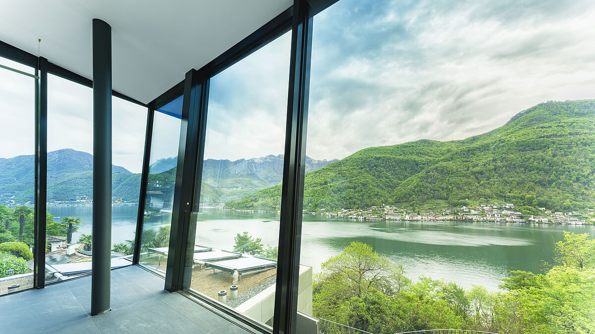 Les fenêtres coulissantes transparentes dotées de vitrages électrochromes sont elles aussi conçues pour l’inclinaison de la façade.