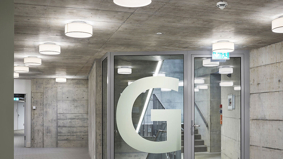 Die ein- und zweiflügeligen Brandschutztüren mit Forster Fuego Light EI30 und EI60 bieten im Treppenhaus zuverlässigen Schutz und fügen sich harmonisch in das Gestaltungskonzept ein. 
