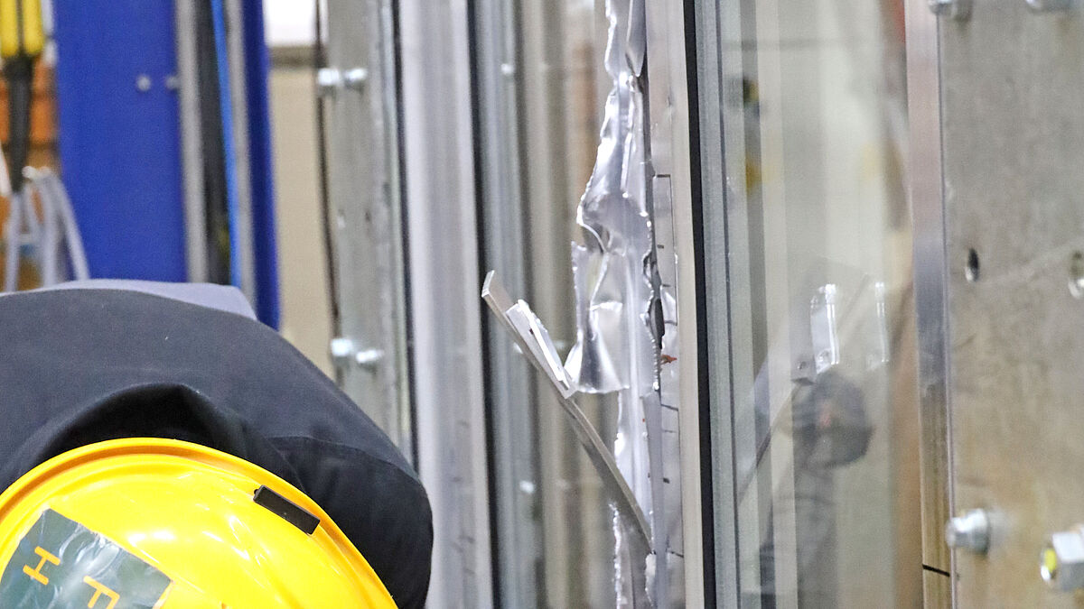 Stulpfenster: Trotzt aufgerissenem Profil konnte keine Manipulation an der Vertikalverriegelung des Standflügels vorgenommen werden.