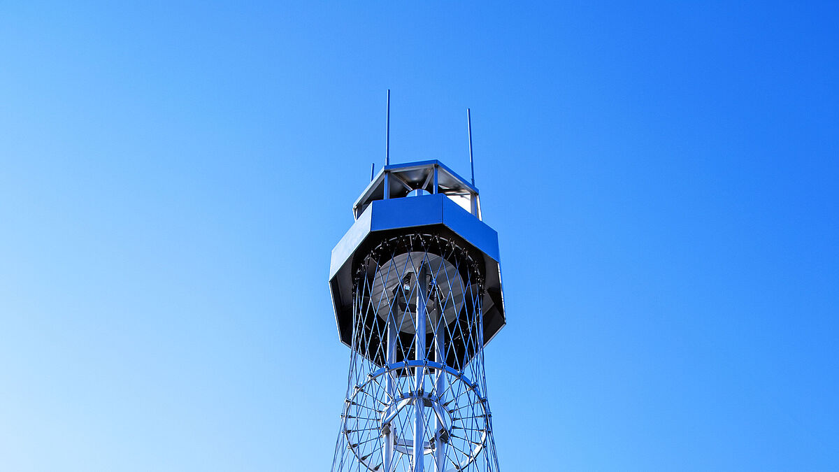 Blick von unten zur Kanzel. Der oben integrierte Leuchtkörper lässt sich absenken.