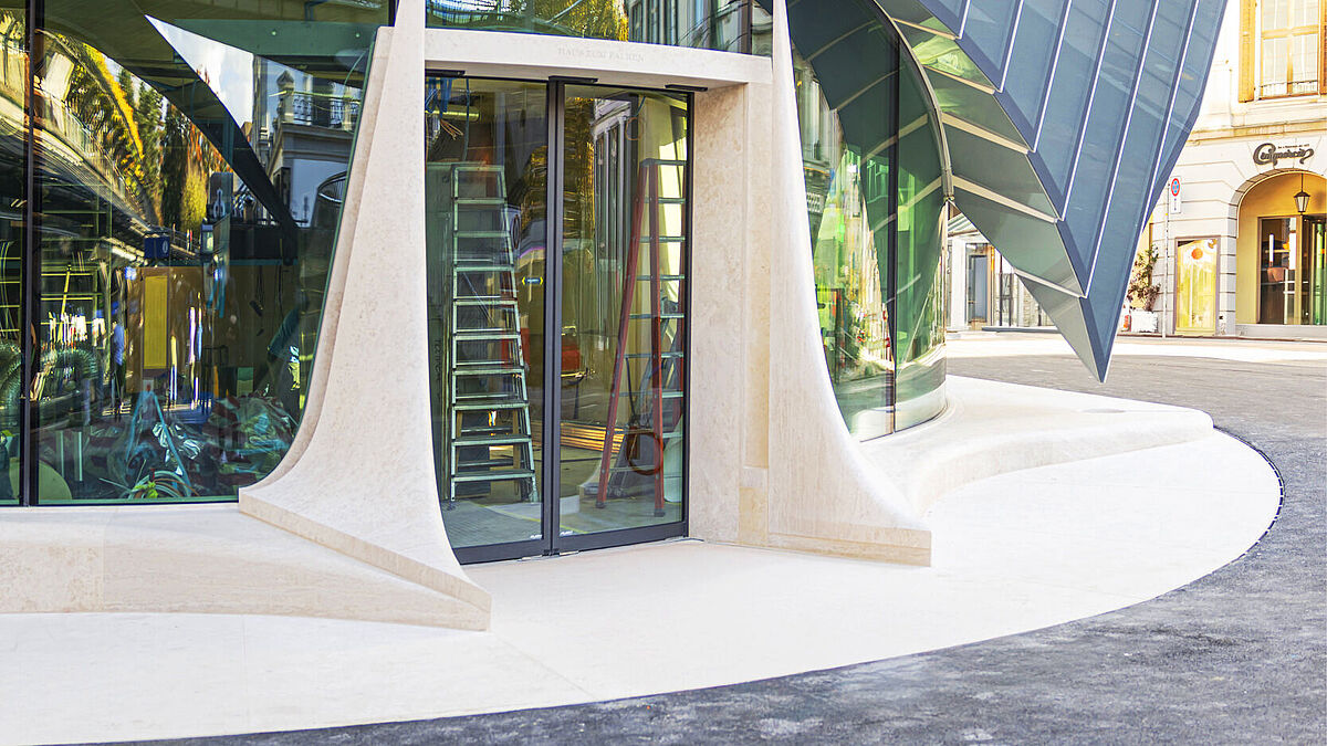 Au rez-de-chaussée, un vitrage cintré donne forme à la finition inférieure de la façade. Celui-ci est orienté vers les entrées frontales.