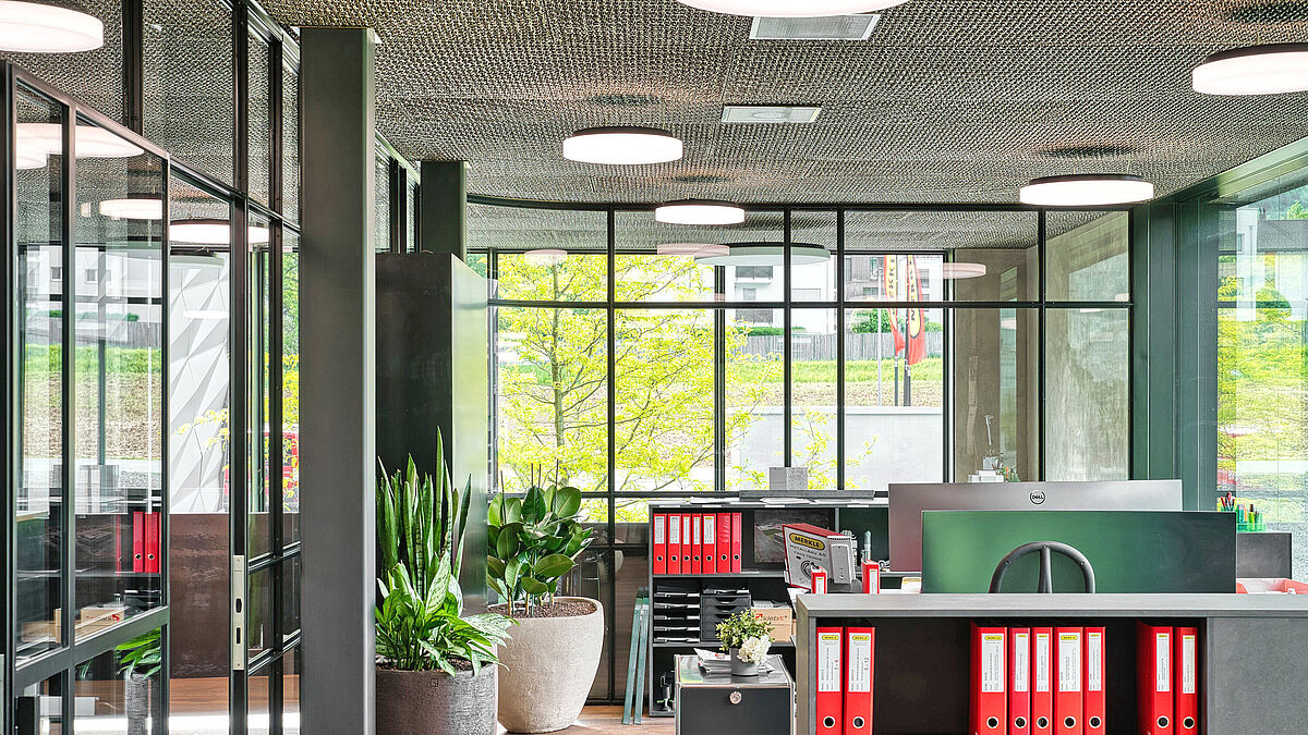 Ouverture et transparence : toutes les cloisons et fermetures de bureaux sont réalisées avec des produits forster presto xs. 
