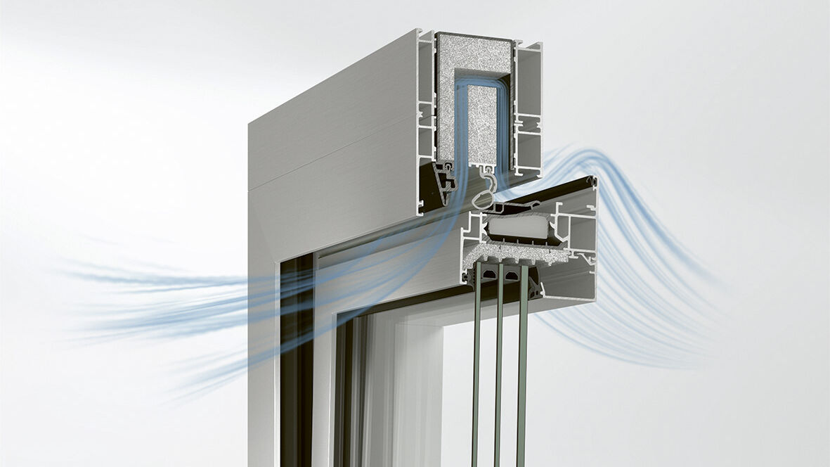 Beim Akustikfenster AWS 90 AC.SI wird in Schalldämm-Kippstellung die einströmende Aussenluft über im oberen Blendrahmen eingesetzte vorkonfektionierte Lüftungskassetten geleitet. Auf diese Weise baut sich der Schall ab.