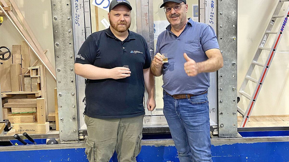 Essais selon SN EN RC4 achevés avec succès. Dominic (à gauche) et Christoph Wyler fêtent ce succès.