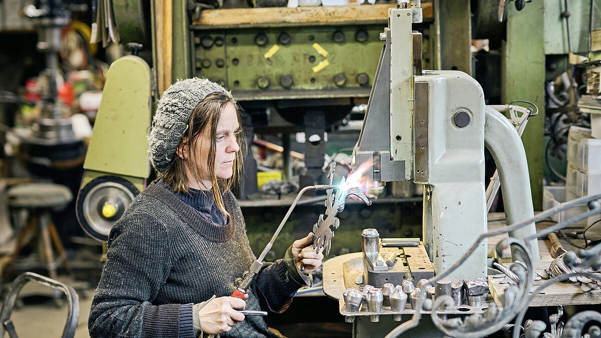 Sa fille Pauline Häberling lors de la finition des pointes ornementales. Chauffage ciblé au chalumeau.